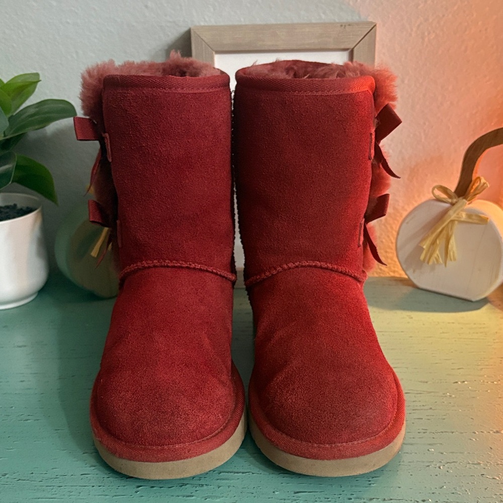 Red Suede Koolaburra Boots with Bows SZ 6 box 119